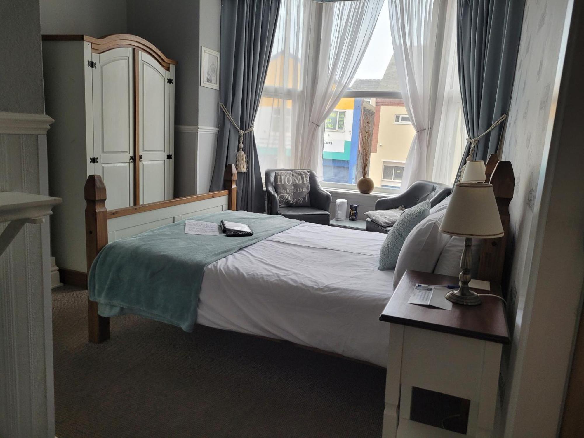 J'S Mayfair Guest House แบล็คพูล ภายนอก รูปภาพ